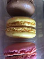 12 macarons