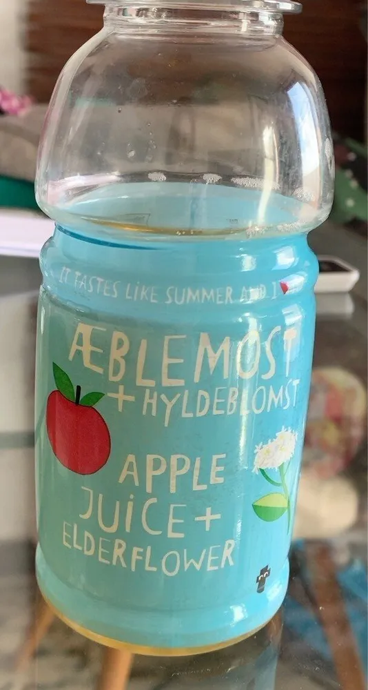 Zumo de manzana con flor de sauco