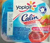 Câlin sur lit de fraise