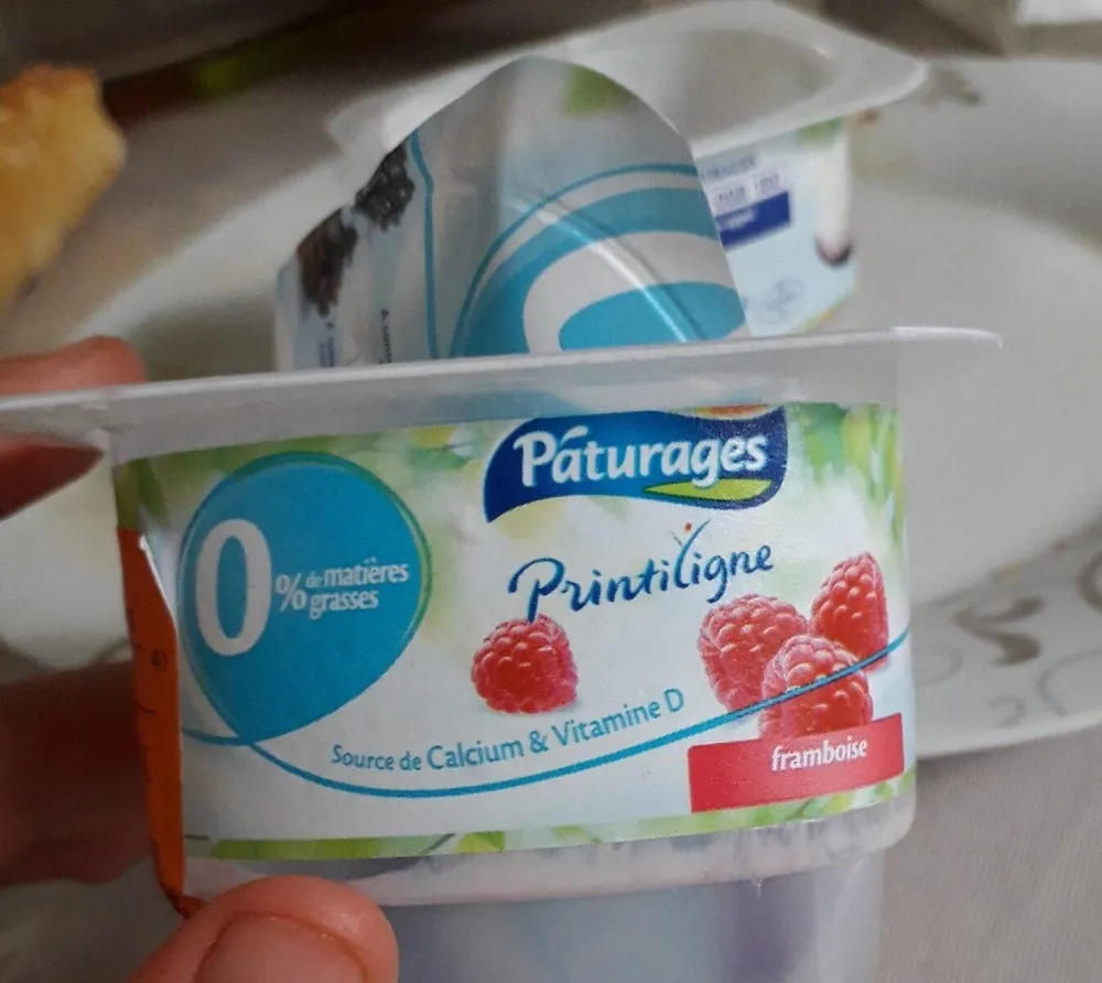 Mousse au fromage frais sur lit de fruits framboises