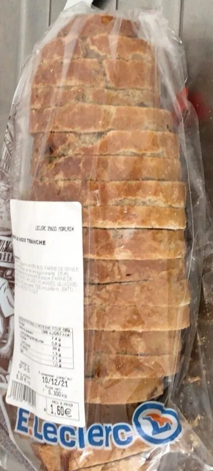 Pain aux noix en tranche