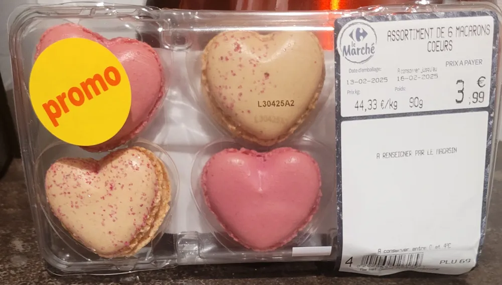 Assortiment de 6 macarons cœurs garnis, décongelés