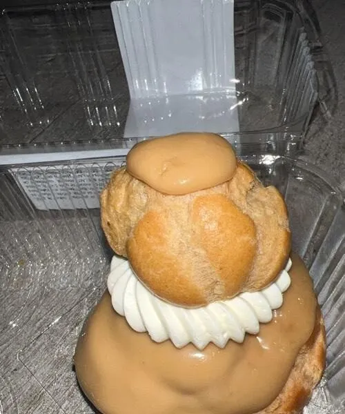 Religieuse au café