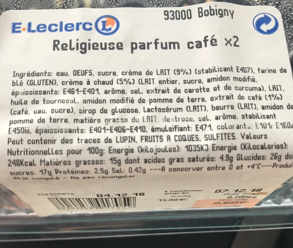 Religieuse au café