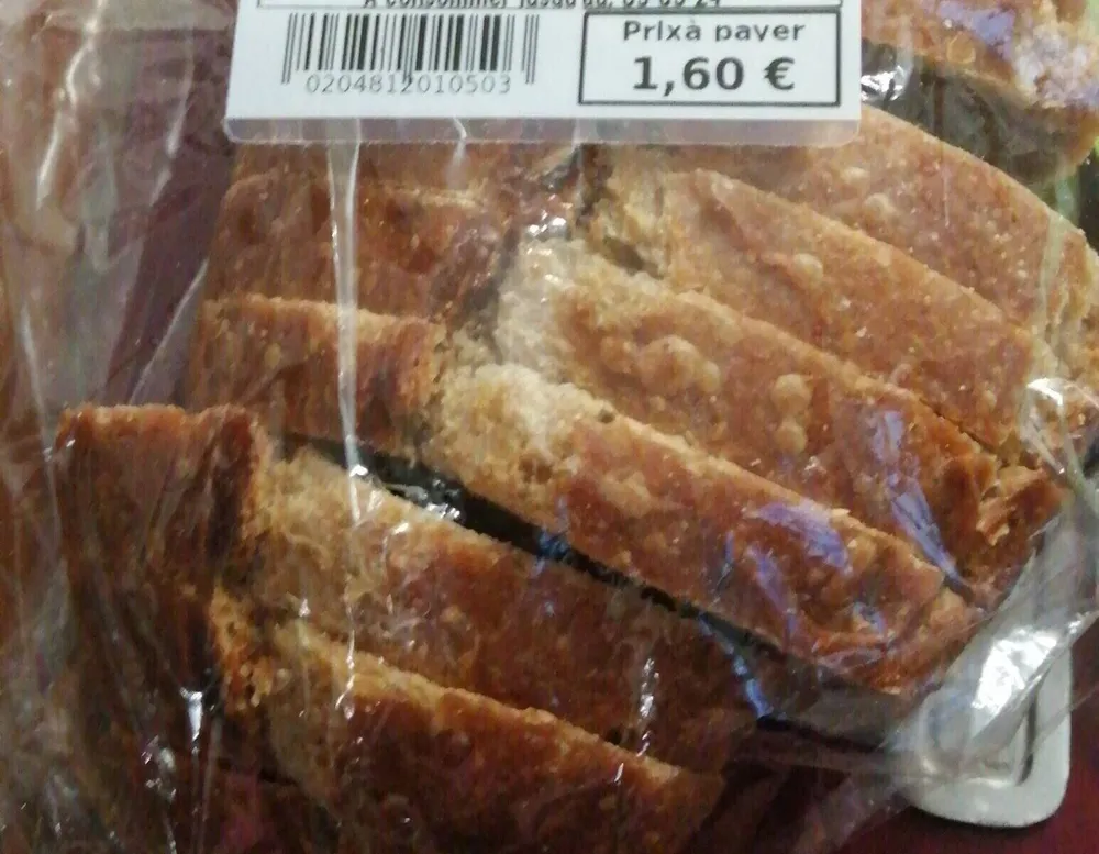 Pain aux noix tranché