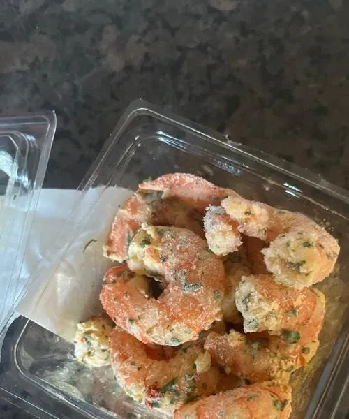 Queue de crevettes, décortiquées, ail et fines herbes