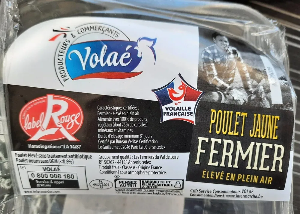 Poulet jaune fermier élevé en plein air label rouge