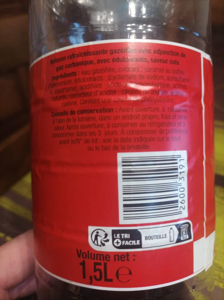 Boisson rafraîchissante gazéifiée avec adjonction de gaz carbonique, avec édulcorants, saveur cola