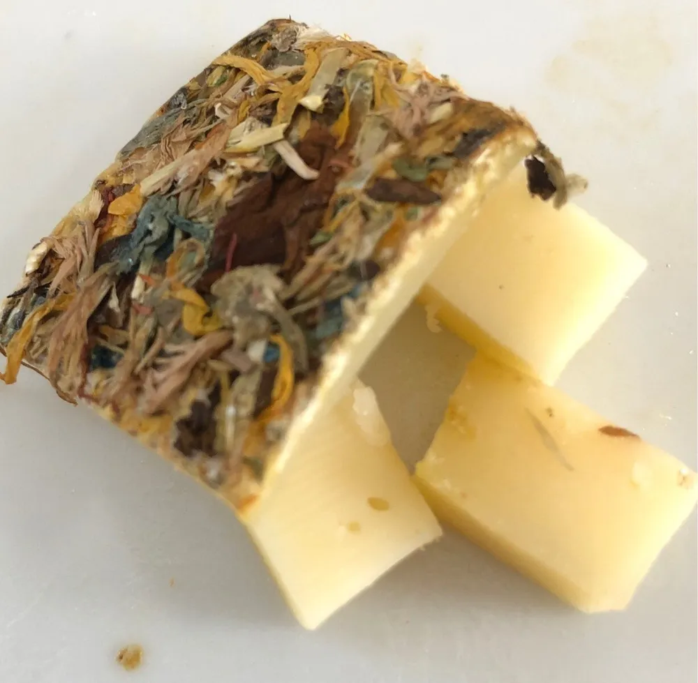 Tomme fermière aux fleurs