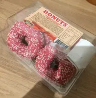 Donuts fourrés fraise avec glaçage et décor