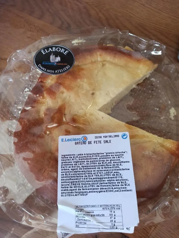 Gâteau de fête sale