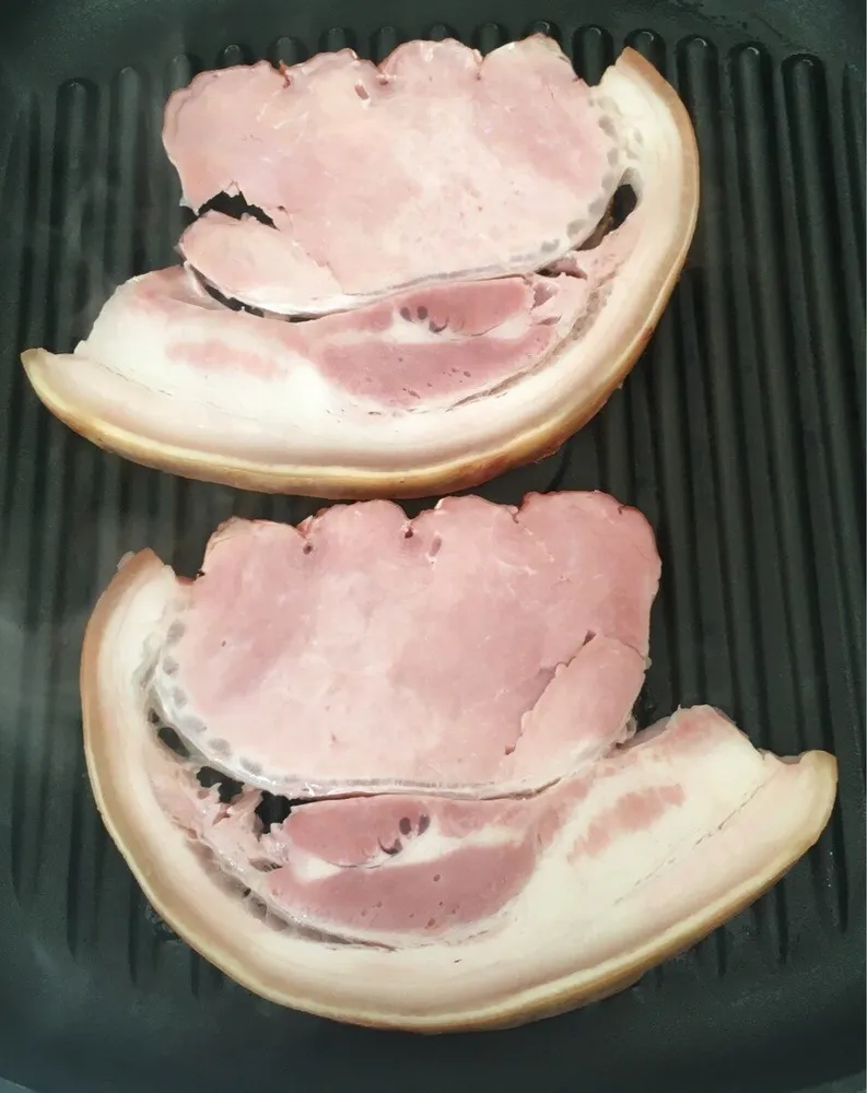 Cotes de porc cuites deux tranches
