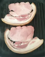 Cotes de porc cuites deux tranches