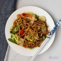 Stir fry chicken vegetable yakisoba