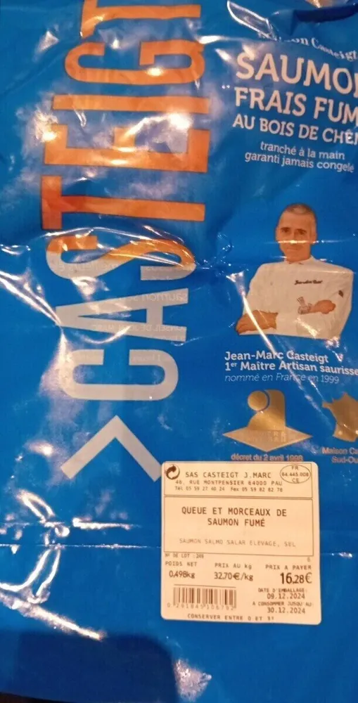 Queue et morceaux de saumon fumé