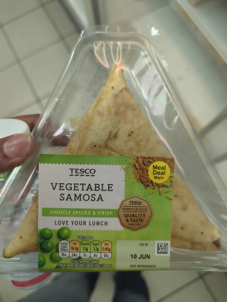 E TESCO VEGETABLE SAMOSA LIGHTLY SPICED & CRISP LO