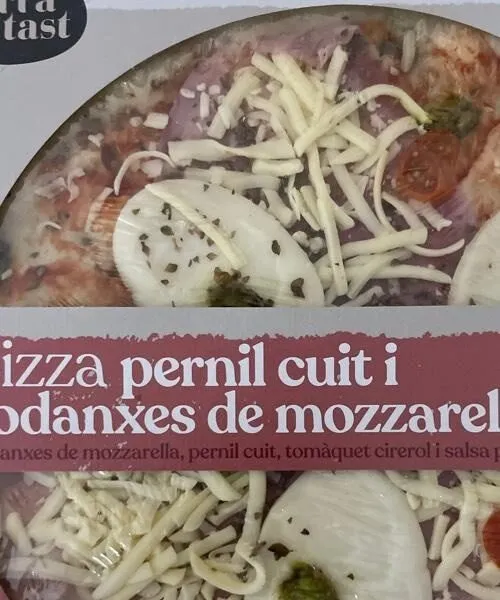 Pizza pernil cuit i rodanxes de mozzarella