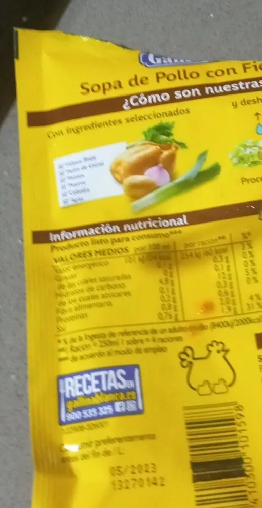 Sopa de pollo con fideos finos
