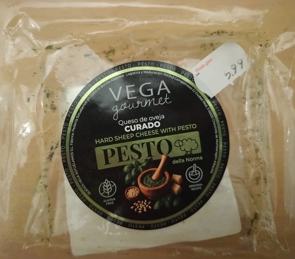 Gereifter Schafskäse mit Pesto