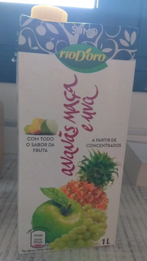 Zumo piña, uva y manzana