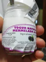 Yogur natural con mermelada de mora