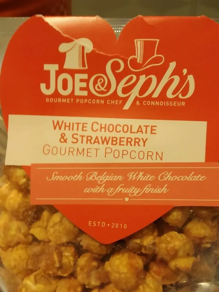 White chocolate and strawberry popcorn