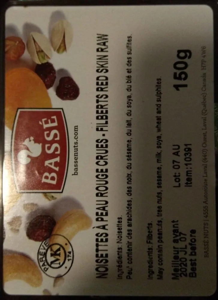 Noisette à peau rouge crues