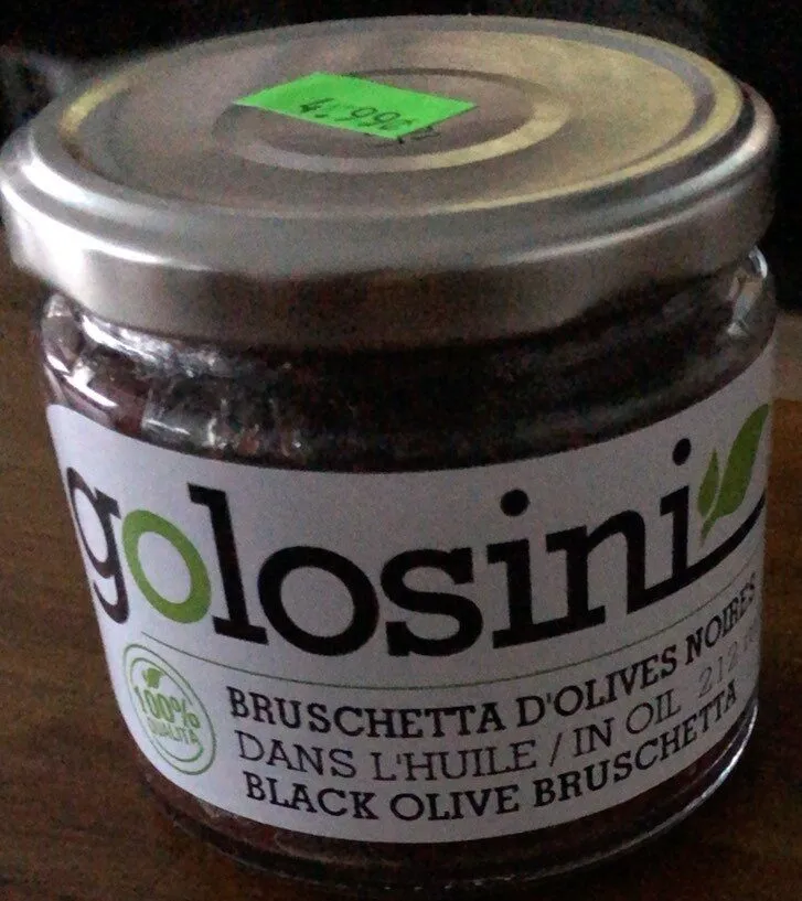 Brushetta d’olives noires dans l’huile