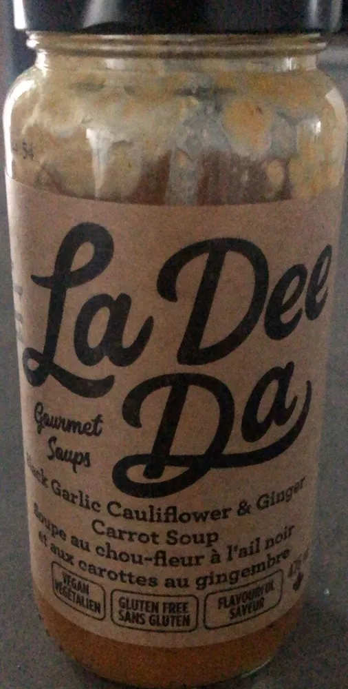 Soupe au chou-fleur a l’ail noir et aux carottes au gingembre
