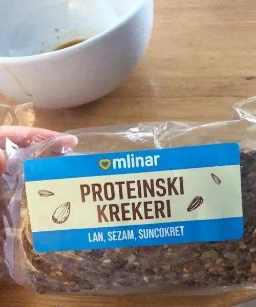 Protein crackers