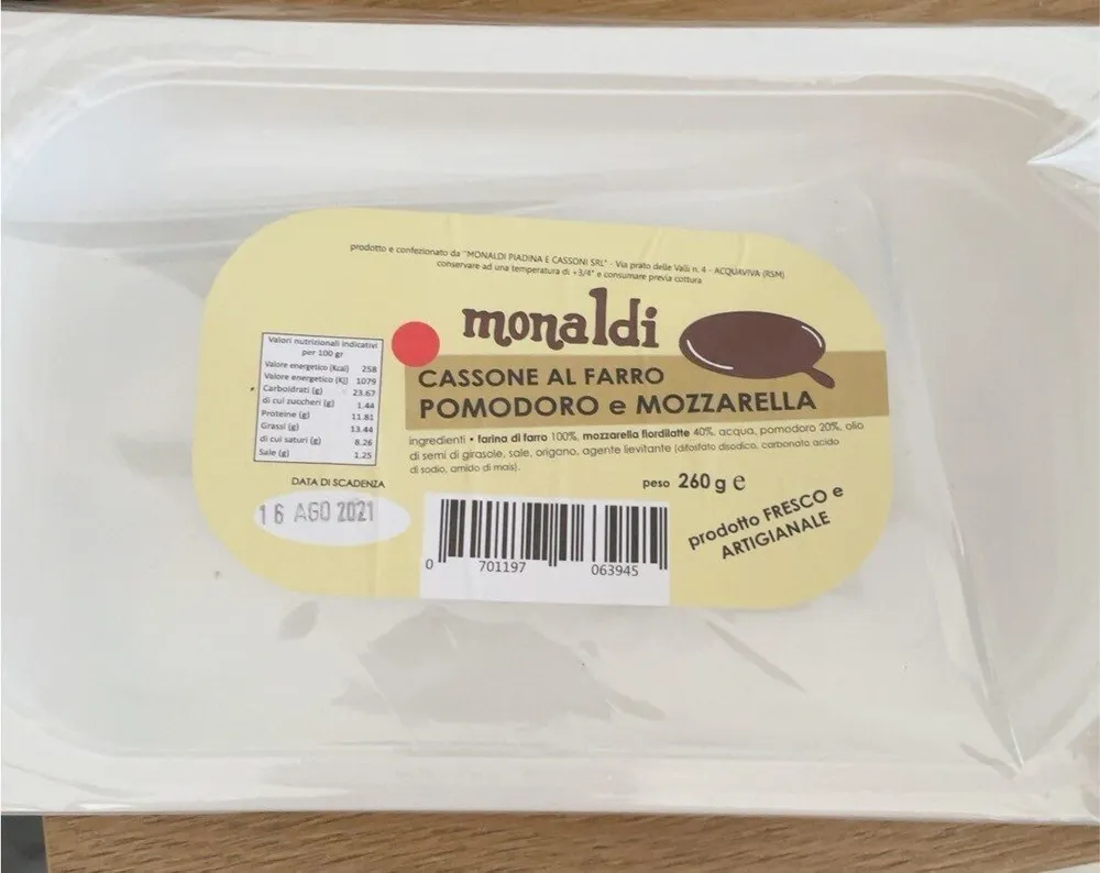 Cassone al farro pomodoro e mozzarella