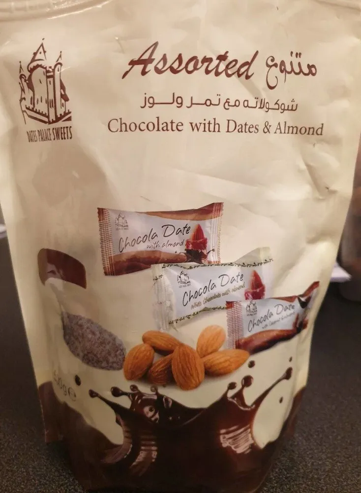 Chocolate with dates and almond