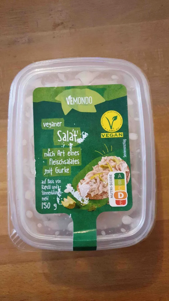 Veganer Salat nach Art eines Fleischsalates mit Gurke