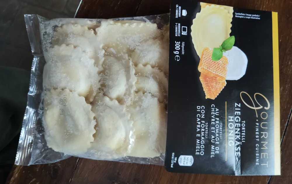 Torelli au fromage de chèvre et au miel