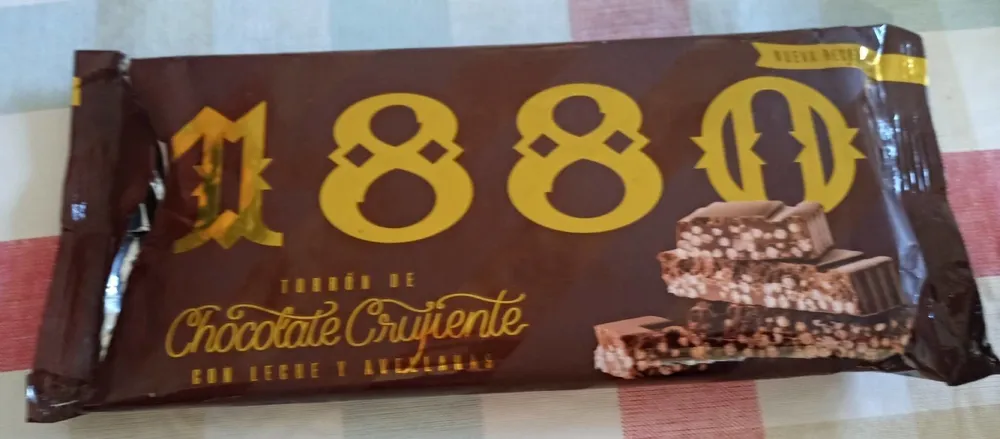 Turrón de chocolate crujiente con leche y avellanas