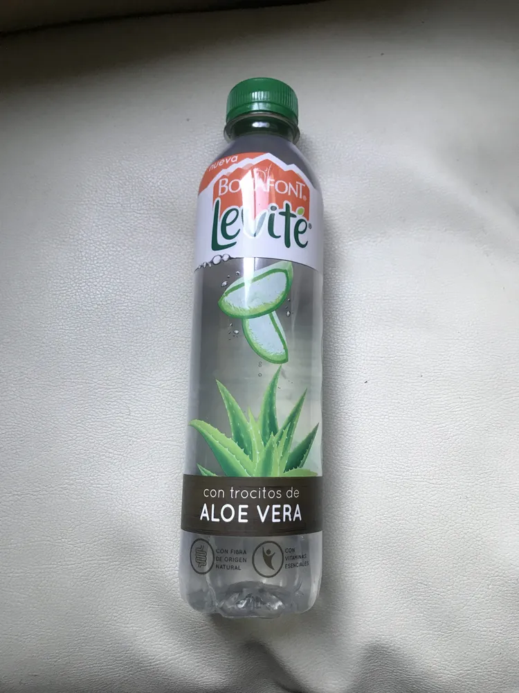 Bebida con trozos de aloe