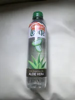 Bebida con trozos de aloe