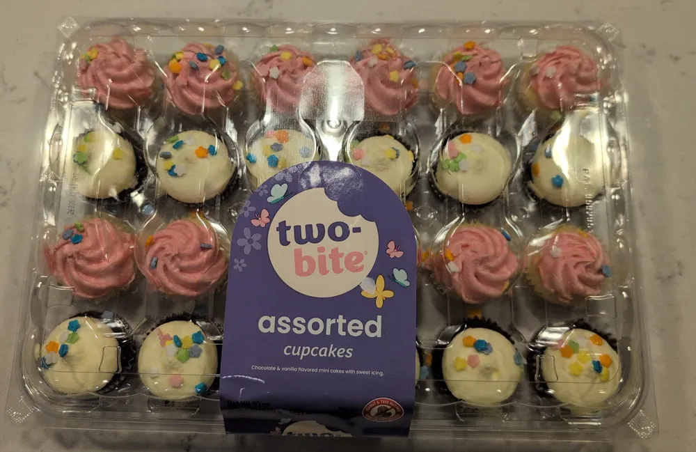 Vanilla & chocolate cupcakes, vanilla & chocolate