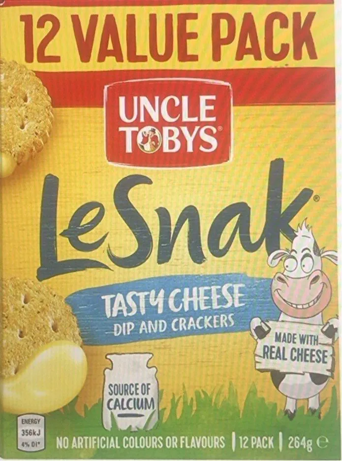 Tasty cheese dip and crackers