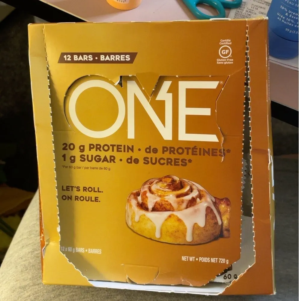 Cinnamon roll flavoured protein bar