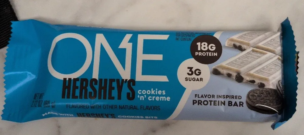 cookies 'n' creme flavor inspired protein bar