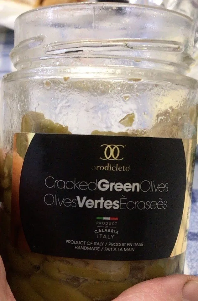 Cracked green olives