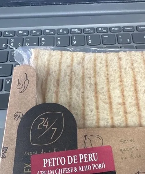 Tostex 24/7  Peito de peru cream cheese e alho poró