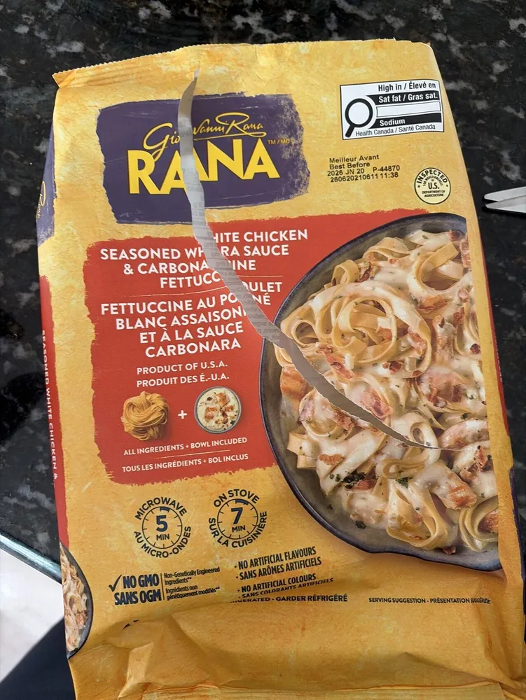 Seasoned white chicken and carbonara sauce fettuccine