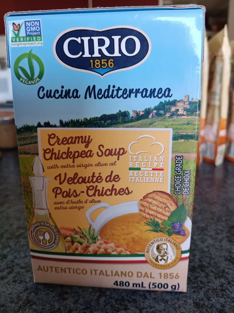 Cucina Mediterranea Creamy Chickpea Soup with extra virgin olive oil / Velouté de Pois-Chiches avec d'huile d'olive extra vierge
