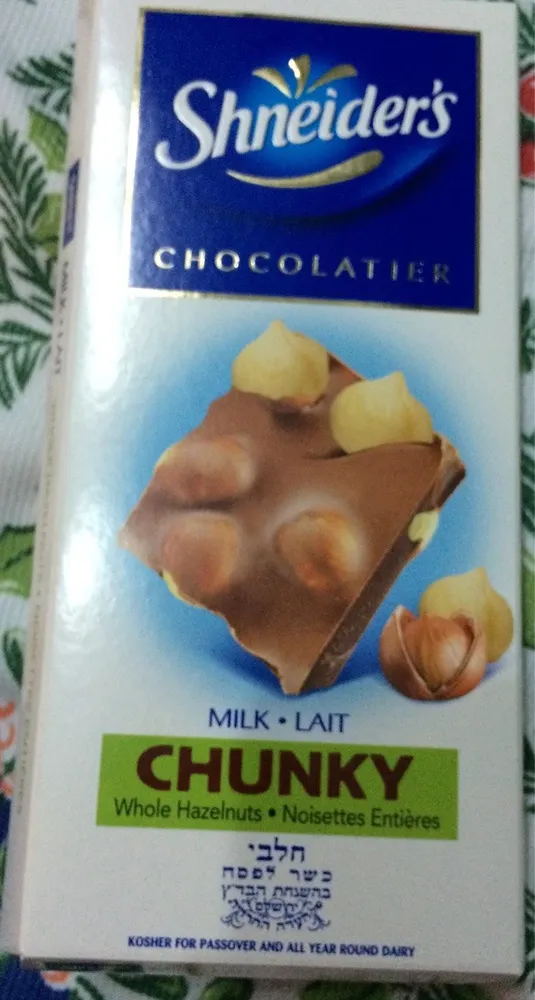 Chocolat au lait avec noisettes entières