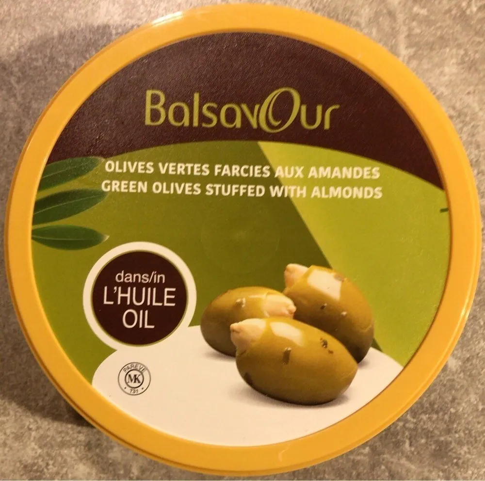 Olives vertes farcies aux amandes dans l’huile d’olive