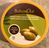 Olives vertes farcies aux amandes dans l’huile d’olive