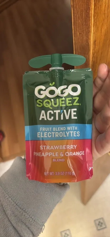 GOGO SQUEEZ ACTIVE Fruit Blend with Electrolytes Strawberry Pineapple & Orange Blend