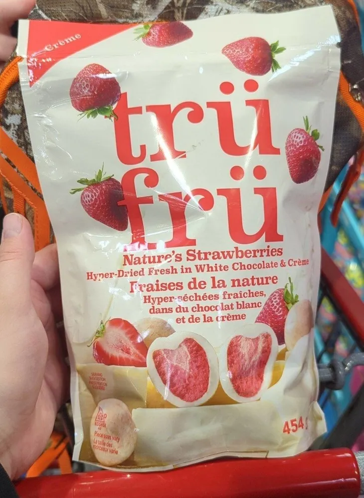 Dried strawberries with white creme